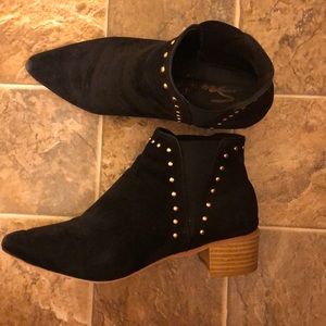 Black booties with gold trim Seven7 brand